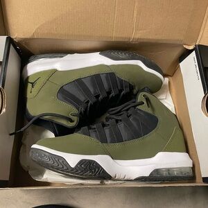 JORDAN MAX AURA (GS) size 5Y Olive canvas